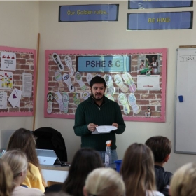 Syrian Refugee Dentist Shares His Inspiring Story With Pupils  - Photo 2