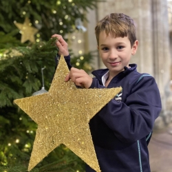 Year 3s add sparkle to Ely Cathedral Christmas Tree!