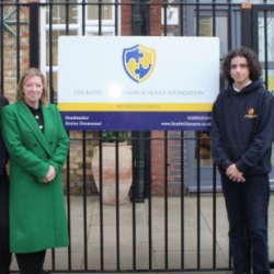 Fresh Sign and Warm Welcome