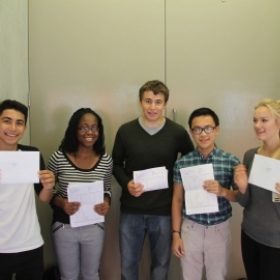 Excellent Crop of GCSE results - Photo 1