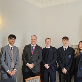 Dr Neil Hudson MP Visits Chigwell School for Sixth Form Discussion and Youth Council Insights - Photo 3