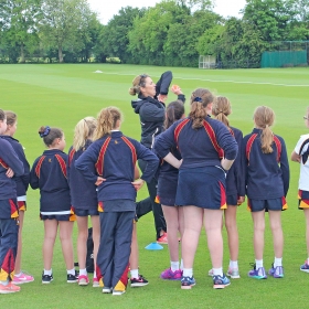 Former England Captain Bowls College Cricketers Over - Photo 1