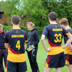 Former England Captain Bowls College Cricketers Over - Photo 2