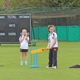 Former England Captain Bowls College Cricketers Over - Photo 3