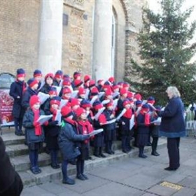 Godolphin Prep Choir Sing at Salisbury Christmas Market - Photo 2