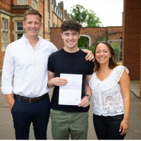 Ratcliffe Students Celebrate GCSE Success - Photo 1