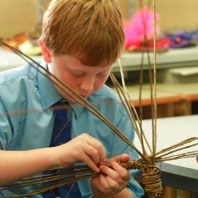 Children create a flight of beautiful willow dragonflies - Photo 1