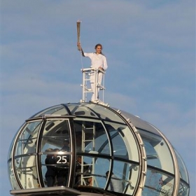 Prior Park Pupil Bears Olympic Torch on London Eye - Photo 1